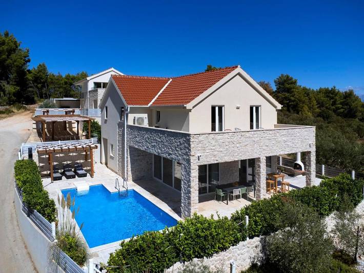Ferienhaus für 10 Personen, mit Balkon und Whirlpool sowie Terrasse und Garten