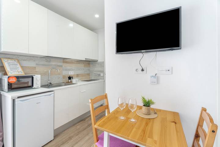 Ganzes Studio, Ferienstudio 'Centrico Con Terraza Privada' mit Bergblick, Balkon und WLAN in Arona, Teneriffa Süd
