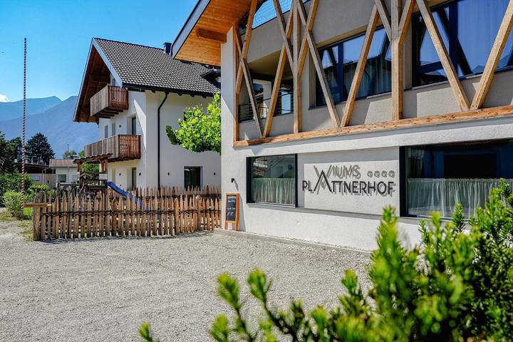 Ferienwohnung für 6 Personen, mit Balkon und Terrasse sowie Garten und Pool