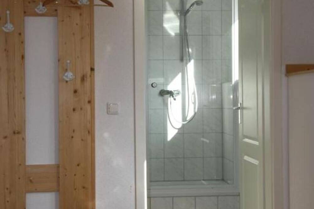 Inexpensive accommodation for craftsmen, close to the highway. in Mönchengladbach, Lower Rhine