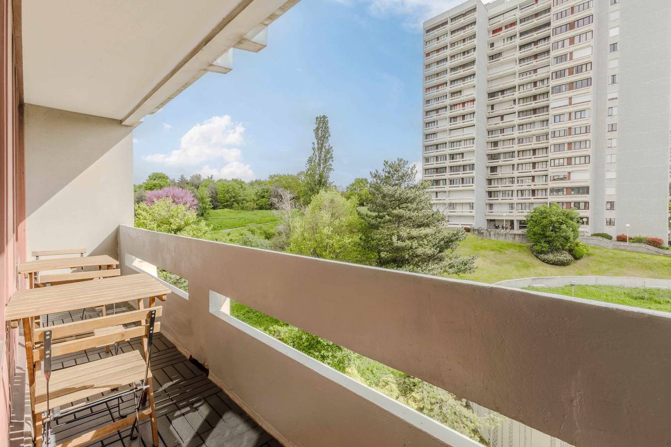 Entire studio, Studio with balcony near Paris in Bagnolet, Seine-Saint-Denis