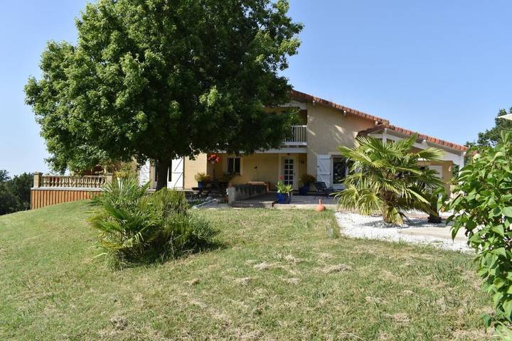 Gîte pour 2 personnes, avec terrasse et piscine ainsi que jardin et vue à Couloumé-Mondebat - 2