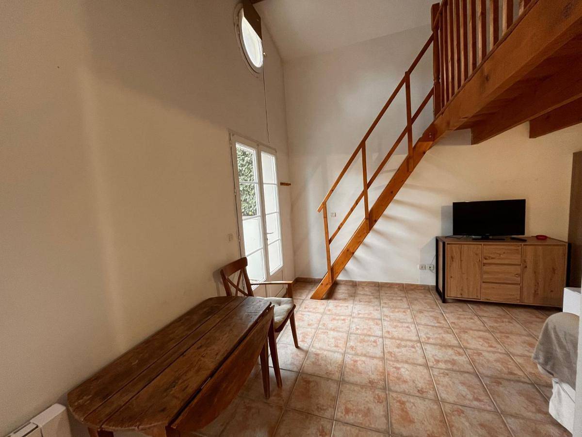 Appartement entier, One-Bedroom Apartment in Venelles, Région d'Aix-en-Provence