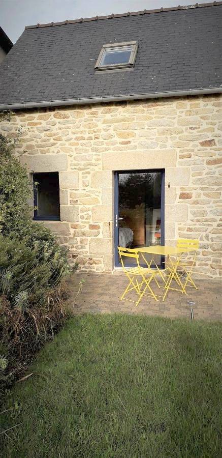 Location de vacances pour 2 personnes, avec Terrasse ainsi que Jardin et Vue à Tréméoc - 3