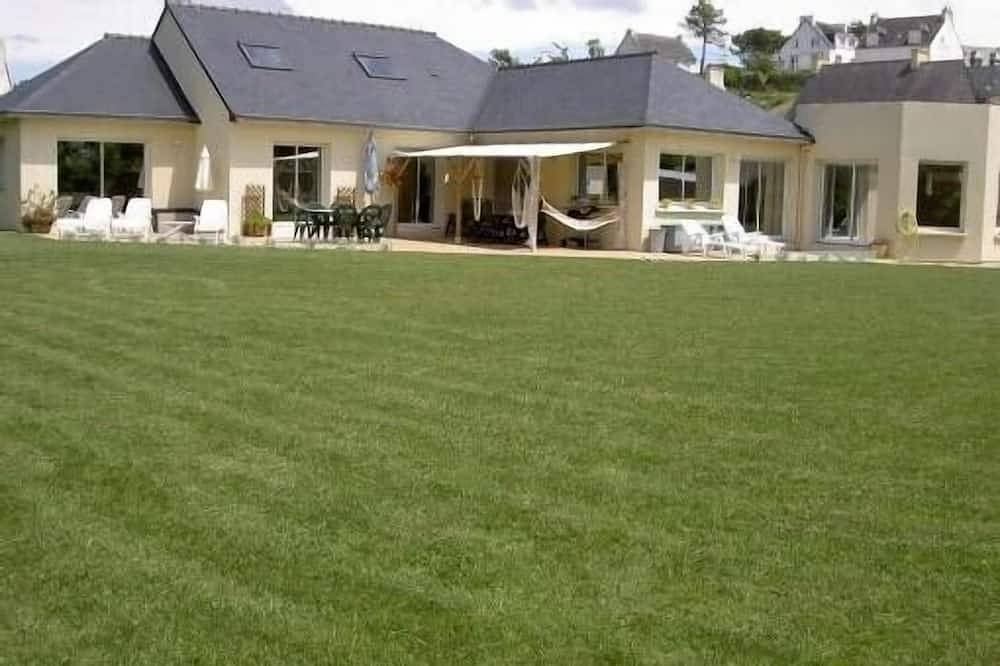 Brittany house 12 people interior swimming pool edge of sea in Saint-Nic, Iroise