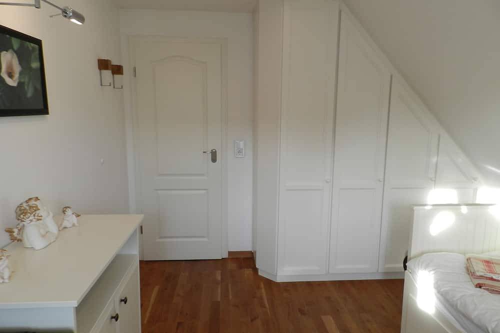 Exklusives 5-Sterne-Ferienhaus unter Reet - direkt bei Binz in Pantow, Zirkow