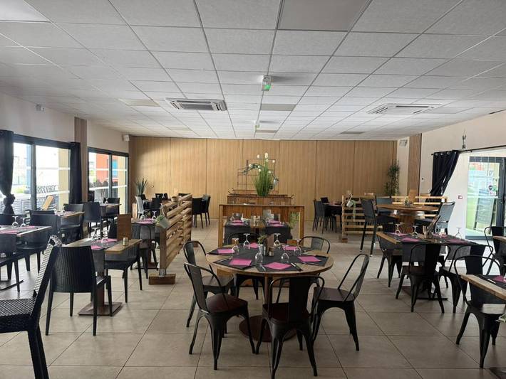 Location de vacances pour 16 personnes, avec sauna et terrasse ainsi que vue et piscine à Savignac-les-Ormeaux - 2
