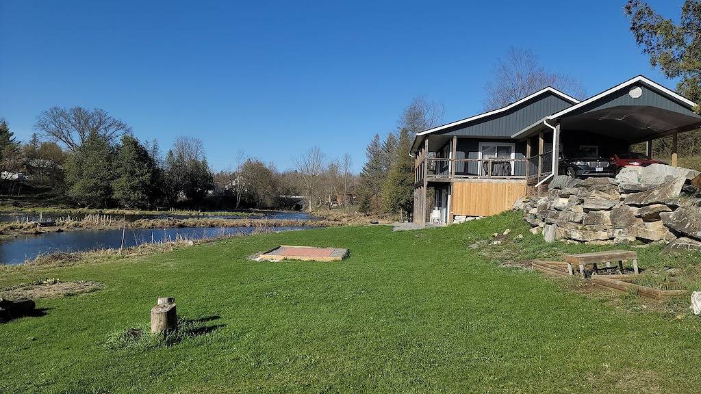 Marshmallow home, entire four bedrooms house in Algonquin Provincial Park