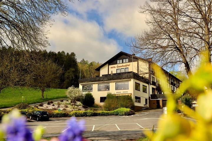 Hotel, mit Terrasse und Ausblick in Grasellenbach