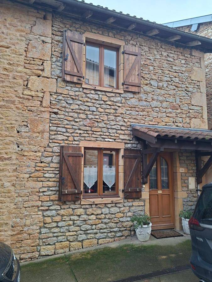 Location de vacances pour 4 personnes, avec Balcon ainsi que Terrasse et Vue à Theizé