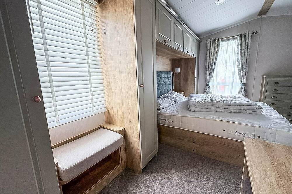 Stunning caravan with decking at Manor Park in Norfolk in Hunstanton, Norfolk Coast