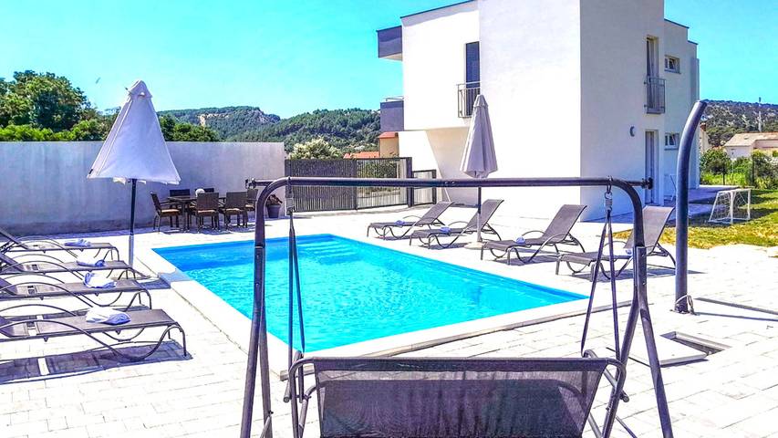 Villa pour 12 personnes, avec terrasse et jardin dans Rab