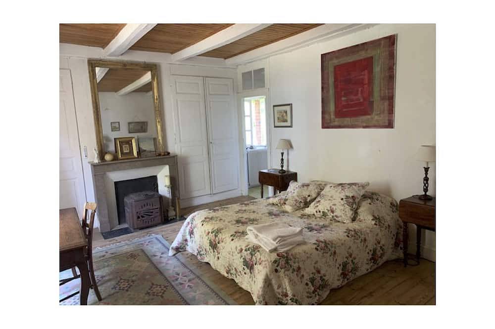 Dans un site préservé , Maison de  famille pour 8 personnes en pleine nature in Escoutoux, Parc Naturel Régional Livradois-Forez