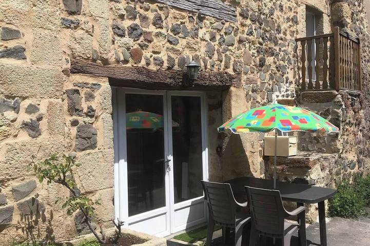 Location de vacances pour 6 personnes, avec Balcon à Yronde-et-Buron