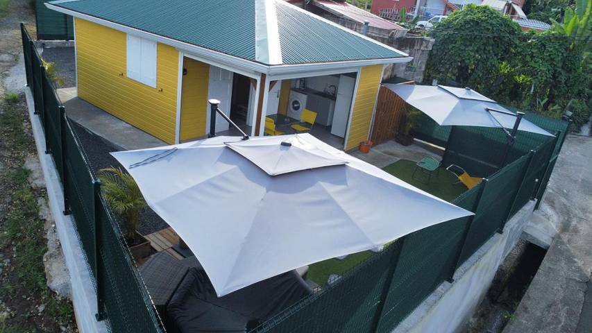 Location de vacances pour 3 personnes, avec sauna ainsi que jardin et jacuzzi, adapté aux familles à Capesterre-Belle-Eau