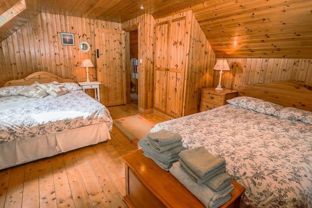 An Nead, pet friendly, with open fire in Dingle, County Kerry in Kilquann Electoral Division, Dingle Peninsula