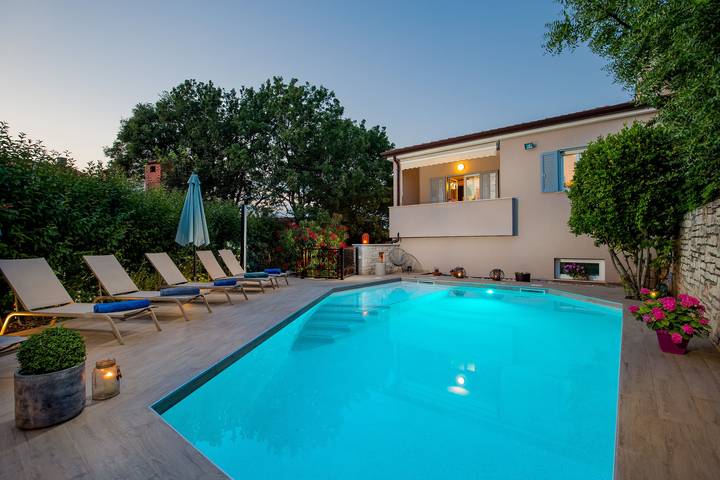 Ferienhaus für 8 Personen, mit Balkon und Terrasse sowie Garten und Pool in Kosinozici