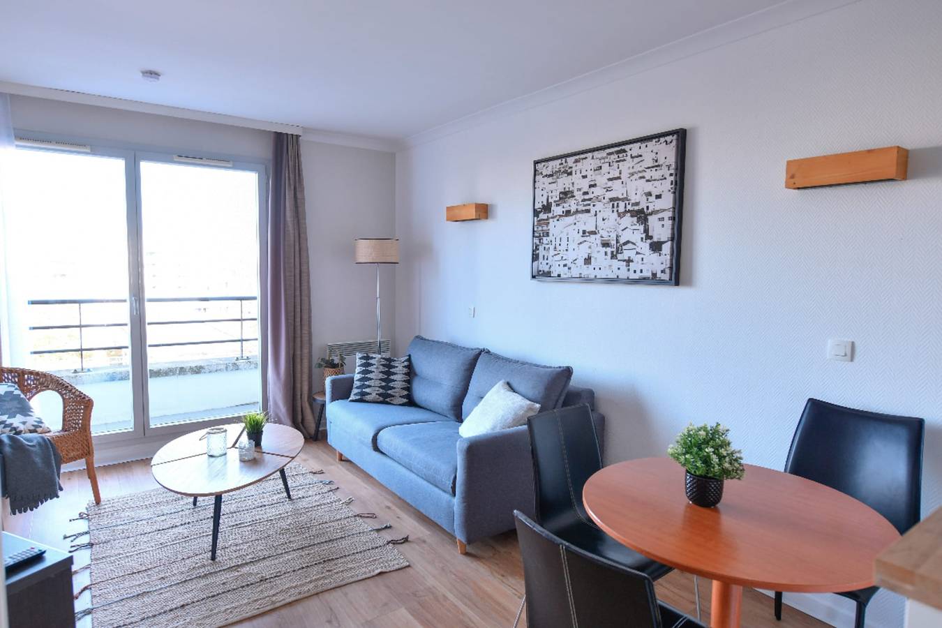 Appartement entier, Lumineux avec balcon aux Buttes Chaumont in Paris, Île de France