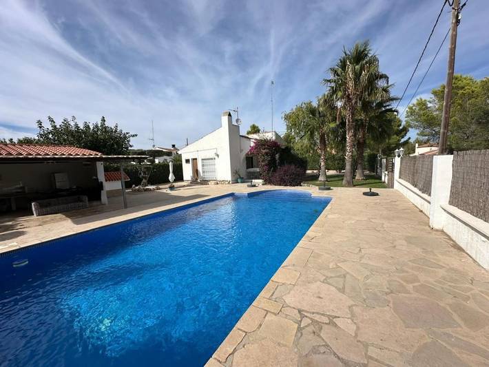 Location de vacances pour 6 personnes, avec terrasse ainsi que piscine et jardin, animaux acceptés dans Les Tres Cales - 2