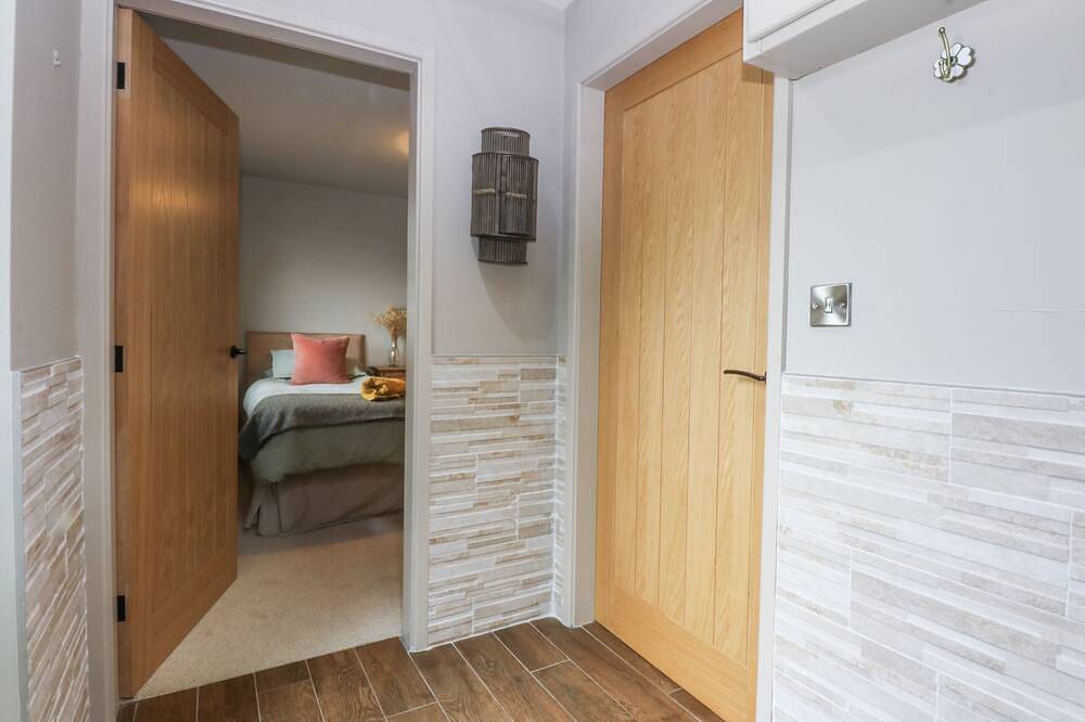 Cegin Foch, pet friendly, with hot tub in Chwilog in Afon Wen, Gwynedd