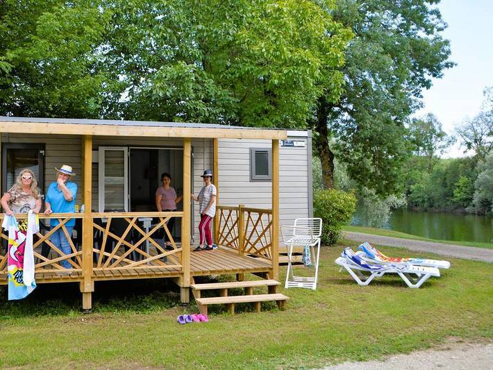Camping Les Bords de Loue - Mobilheim 6 personen - Mobil Home 28/30m² - 2 Zimmer 4/6 pers. in Parcey, Jura