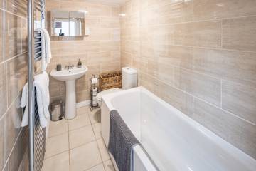 Vacation Rental for 5 Guests in Chippenham, The Cotswolds, Picture 4