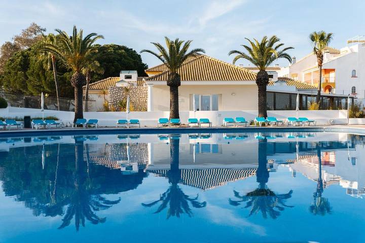 Appart’hôtel pour 4 personnes, avec jardin et piscine ainsi que vue et sauna