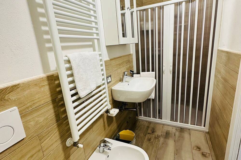 Elegant two-room apartment near the historic center with free reserved parking in Modena, Modena Provinz