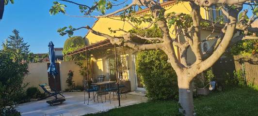 Gîte pour 2 personnes, avec jardin ainsi que vue et piscine à Mazan