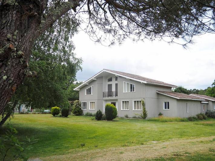 Location de vacances pour 2 personnes, avec Terrasse et Jardin ainsi que Piscine et Vue à Grignols (Gironde)