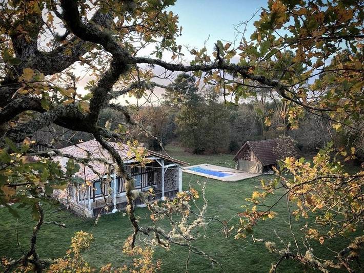 Location de vacances pour 12 personnes, avec Terrasse et Jardin ainsi que Piscine et Vue à Allons