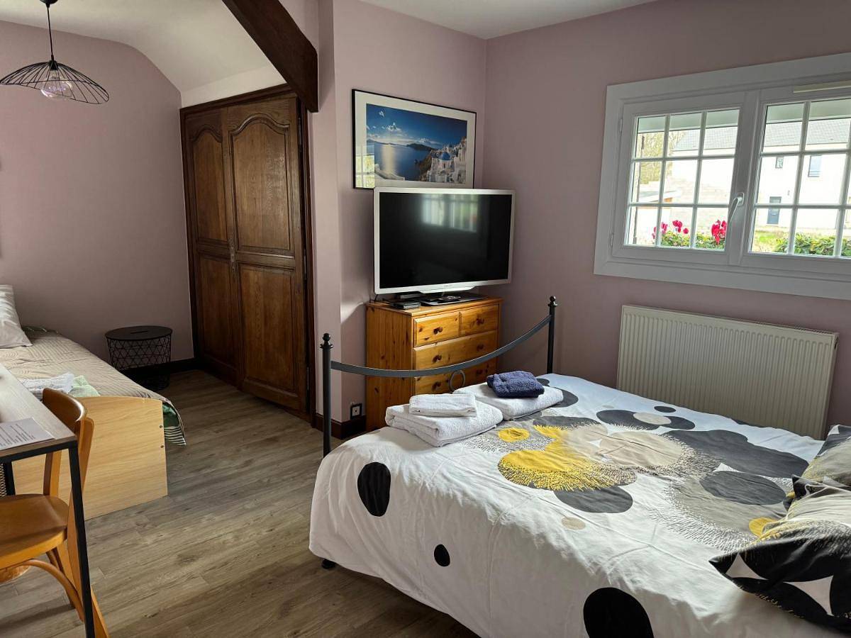 Double Room with Private Bathroom in Saint-Germain-de-la-Grange, Yvelines