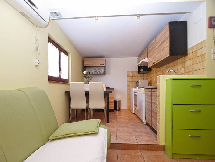 Ganze Wohnung, Ferienwohnung für 3 Personen mit Terrasse in Pomer, Südküste Istrien