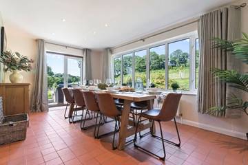 Holiday Rental for 10 People in Bramley, Surrey Hills, Photo 3