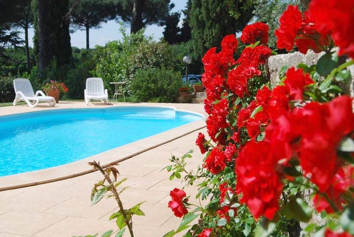 Agriturismo per 4 persone, con panorama e giardino nonché piscina in Capranica