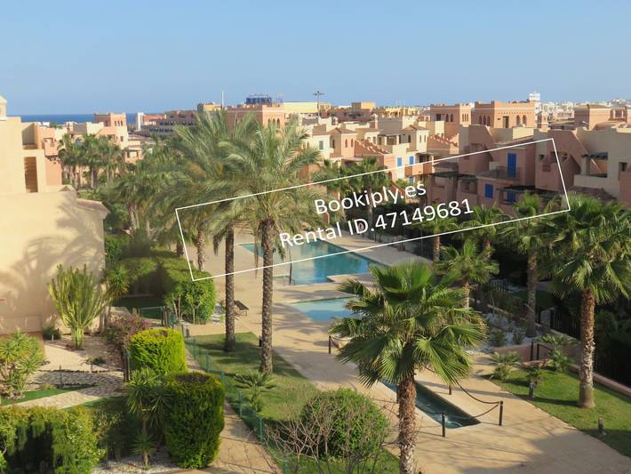 Apartamento entero, "Kasbah del Puerto Rey Apuesto Ático" con vistas al mar, piscina, Wi-Fi y jardín in Playas de Vera, Vera