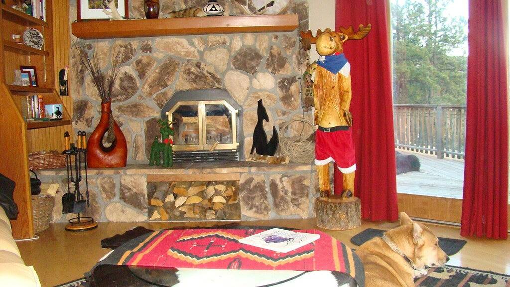 Bergseite Haus mit Blick auf Dorf und Skigebiet in Red River, Taos County
