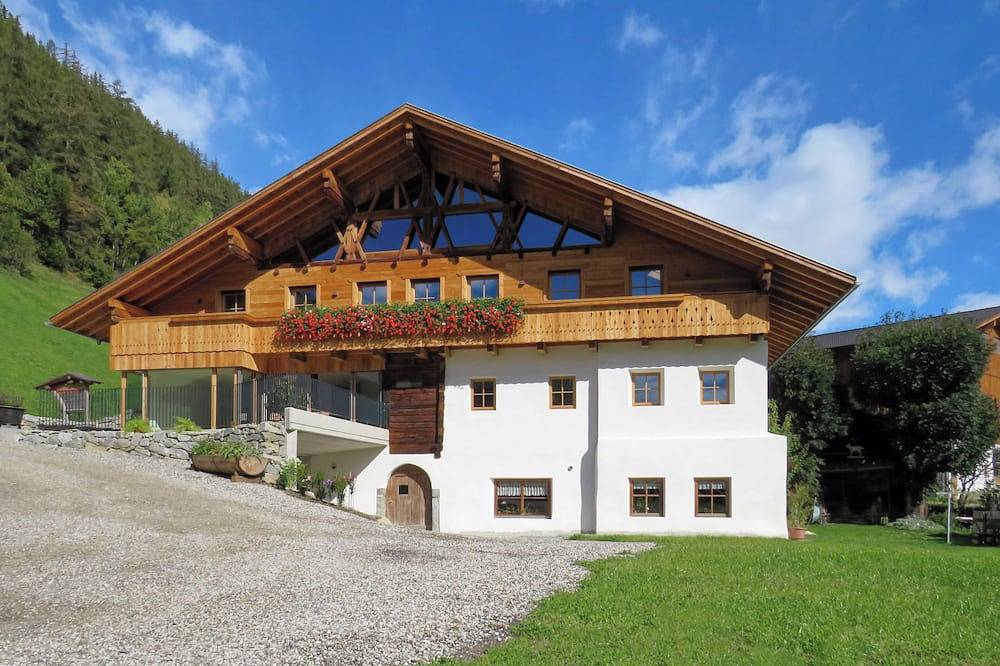 Ganze Wohnung, Ferienwohnung \"Tischlerhof Stadl\" mit Balkon und Bergblick in San Giacomo, Ahrntal