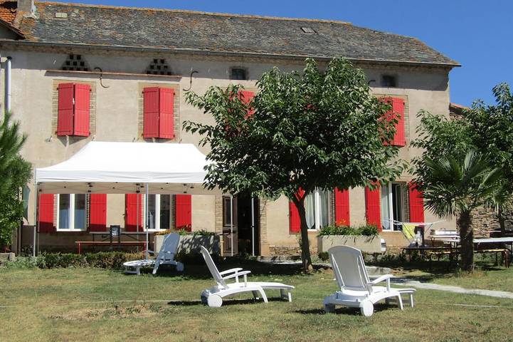Location de vacances pour 15 personnes, avec Terrasse et Jardin à Sérénac