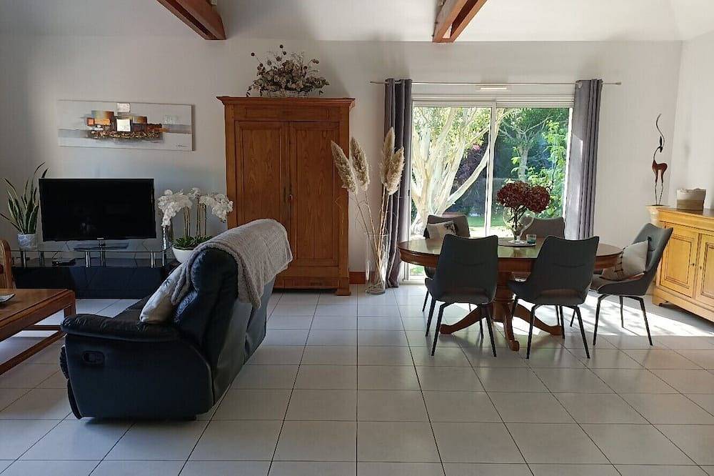 Maison Plain Pied Avec Grand Jardin Paysager in Camors, Region de Lorient