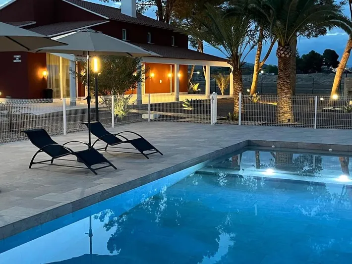 Villa für 14 Personen, mit Ausblick und Pool sowie Terrasse und Garten, mit Haustier - 1