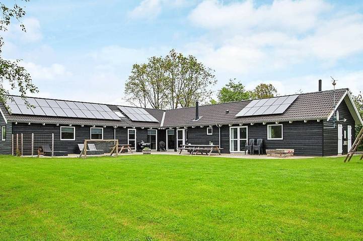 Ferienhaus für 18 Personen, mit Pool und Whirlpool sowie Terrasse und Sauna in Ahl Strand