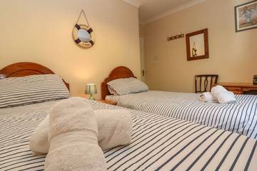 Holiday Home for 5 People in Mawgan Porth, Cornwall, Photo 4