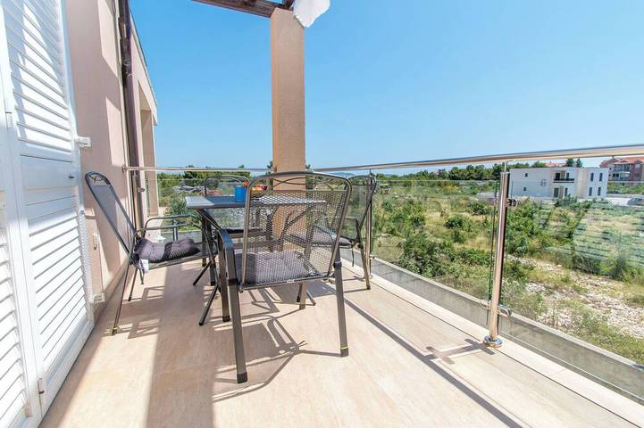 Apartament wakacyjny dla 3 osób, z balkon i basen w Srima