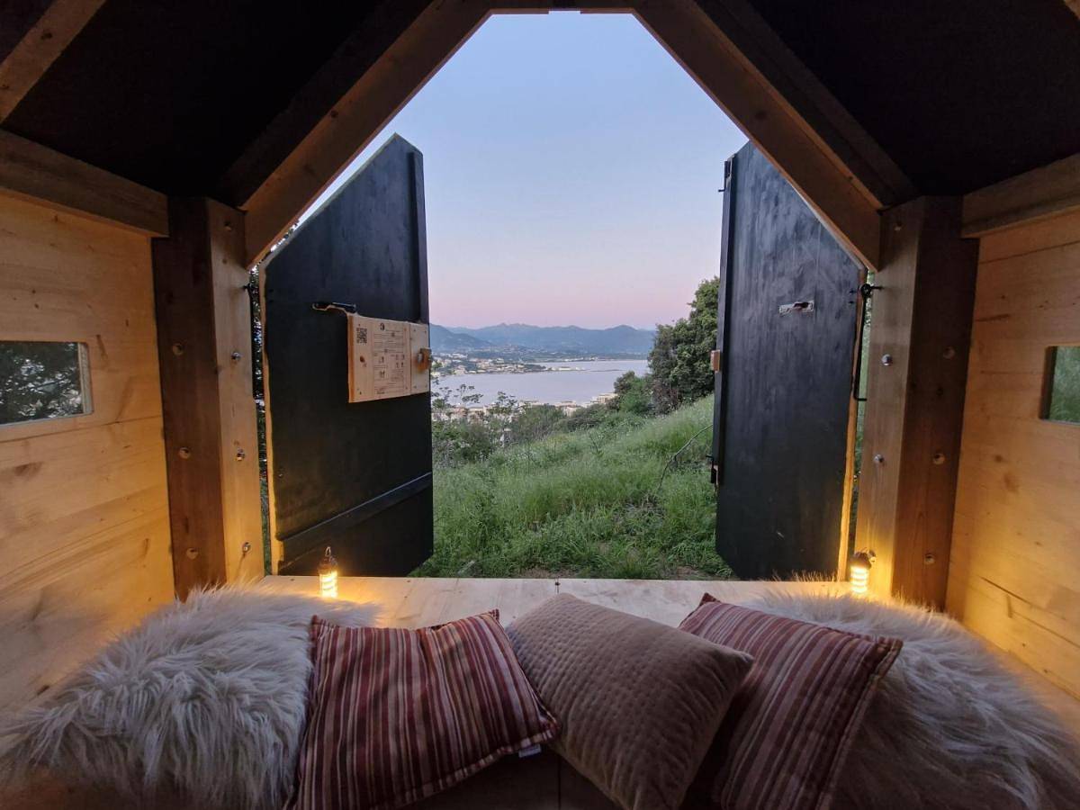 Ajaccio, Dormir sous les étoiles, cabanon à toit ouvrant, vue mer et montagne in Ajaccio, Golfe D'Ajaccio