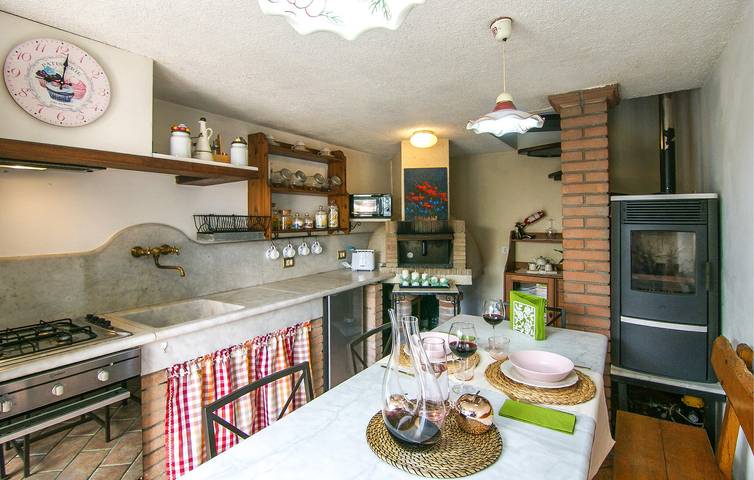 Gemütliches, haustierfreundliches Apartment mit Garten & WiFi in der Nähe einer Pizzeria in Seravezza, Italienische Riviera
