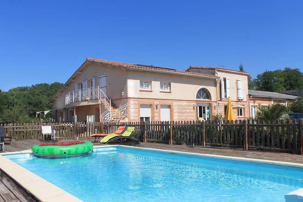 Chambre d'hôtes Tour D'ivoire avec piscine extérieur et jacuzzi in Latrape, Haute-Garonne