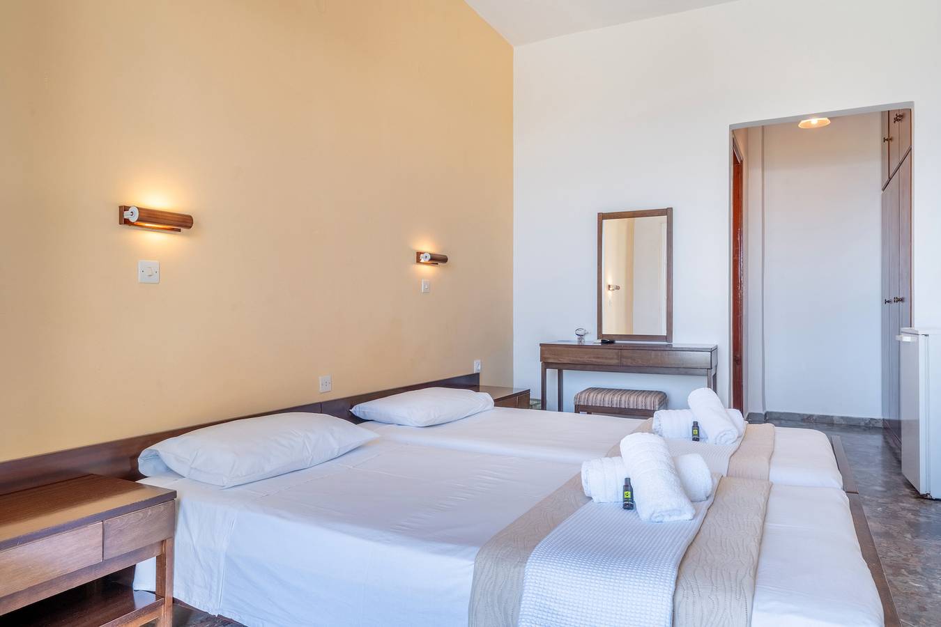 Zimmer 'Gartenblick 3' mit privater Terrasse, Wi-Fi und Klimaanlage in Benitses, Corfu, Korfu