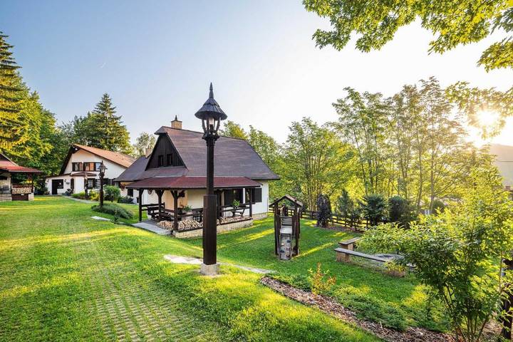 Domek letniskowy dla 7 osób, z jacuzzi i sauna oraz ogród w Morawy