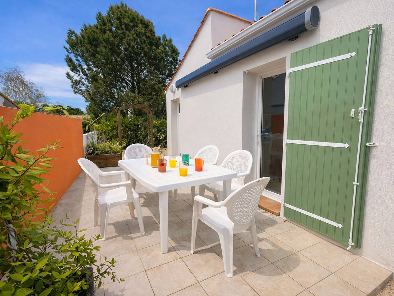 Charming Beachside House with Garden, Close to Shops in La Tranche-sur-Mer, Vendée